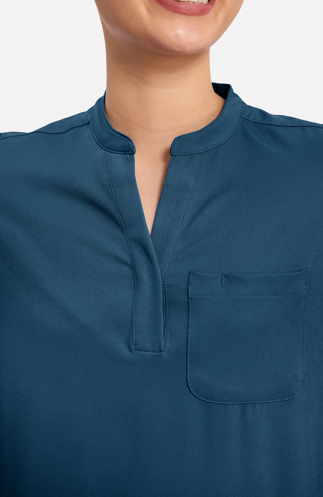 Haut avec poche poitrine et col mandarin, femme – HEALING HANDS – 650 (MACY)